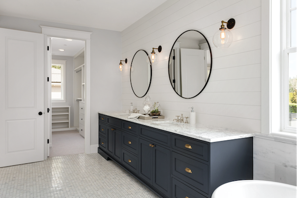 Bright and clean bathroom with a clean mirror and countertops